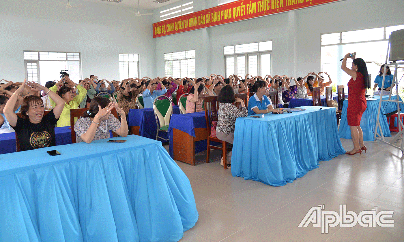 Tiến sĩ Trần Thị Thu Hiền hướng dẫn các kỹ năng cơ bản của người cán bộ làm công tác xã hội cho cán bộ, hội viên phụ nữ huyện Chợ Gạo.