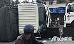 Xe tải tông dải phân cách, lật chắn ngang đường
