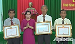 Trao Huy hiệu Đảng đợt 7-11