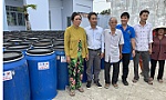 Trao 200 phuy chứa nước cho hộ nghèo, khó khăn