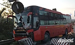 Xe khách tông nát dải phân cách