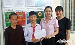 Trao tiền hỗ trợ học tập và xây nhà cho học sinh khó khăn