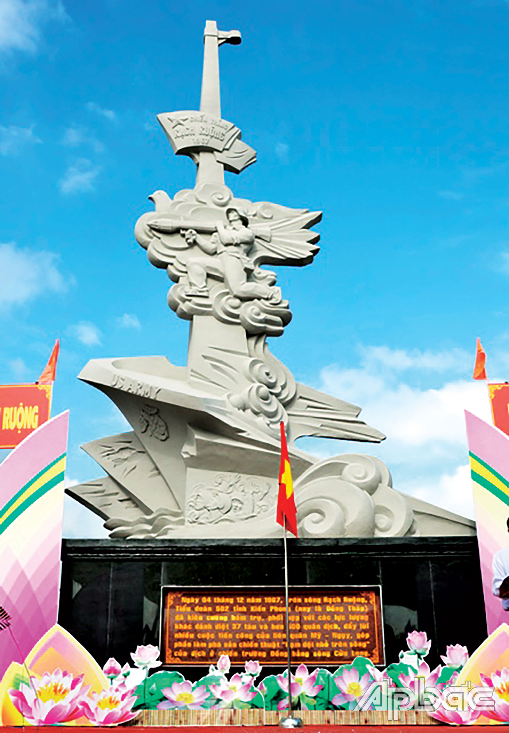 Bia Chiến thắng 37 tàu Mỹ trên sông Rạch Ruộng.