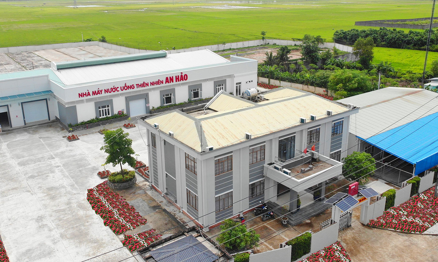 Nhà máy nước uống thiên nhiên An Hảo dưới chân Núi Cấm.