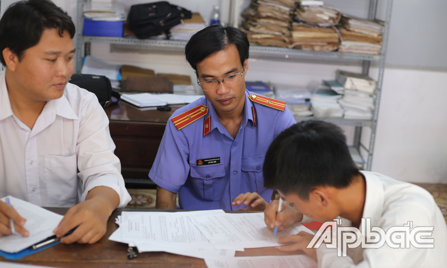 Cơ quan chức năng tiến hành lấy lời khai điều tra các bị can.