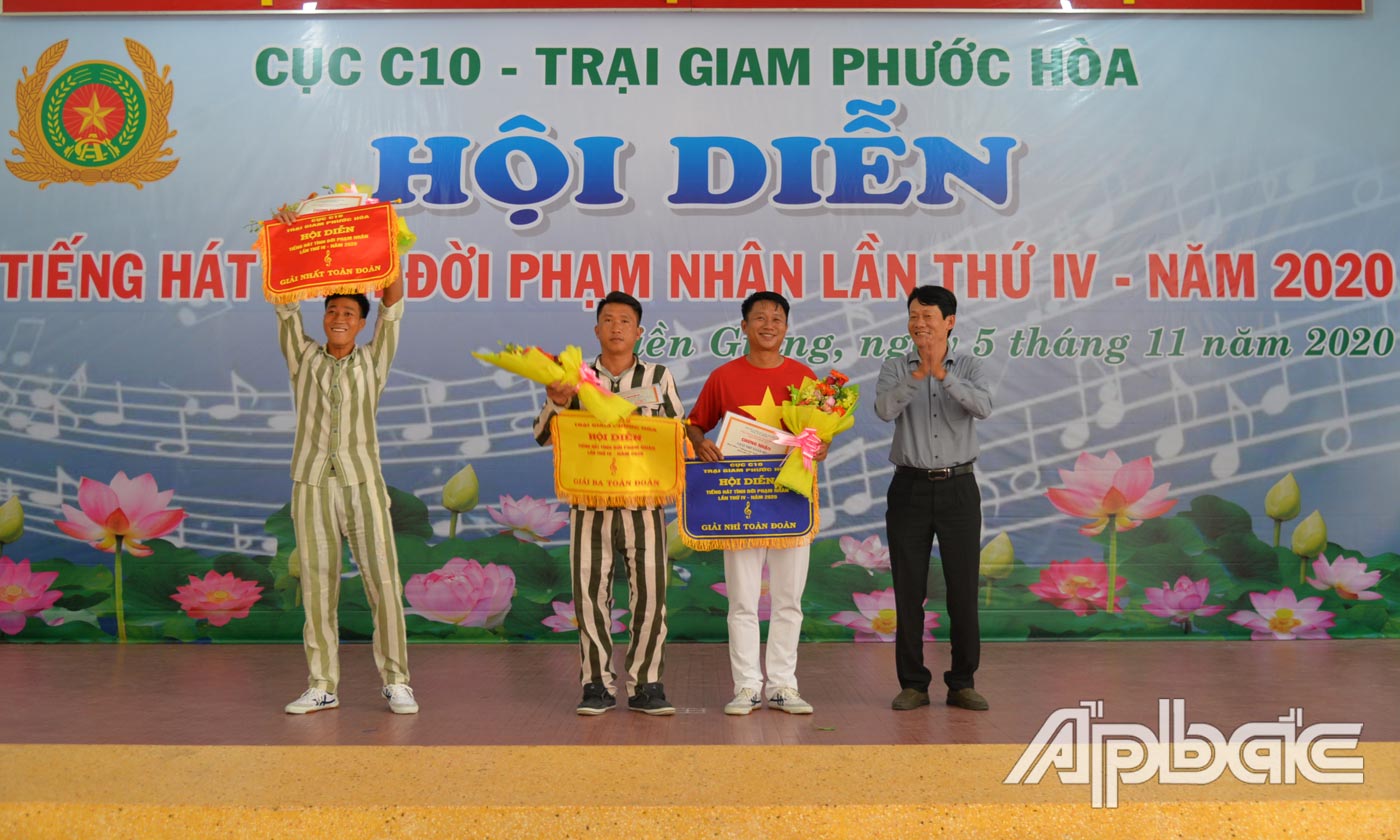 Trao giải Nhất, Nhì, Ba toàn đội cho 3 đội.