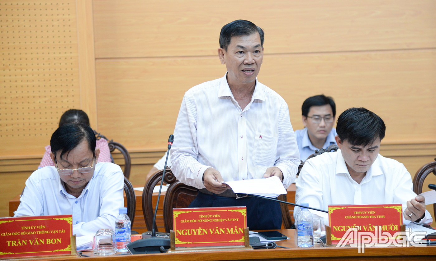 Giám đốc Sở Nông nghiệp Nguyễn Văn Mẫn kiến nghị với UBND tỉnh các vấn đề phòng, chống hạn, mặn trong những năm tới.
