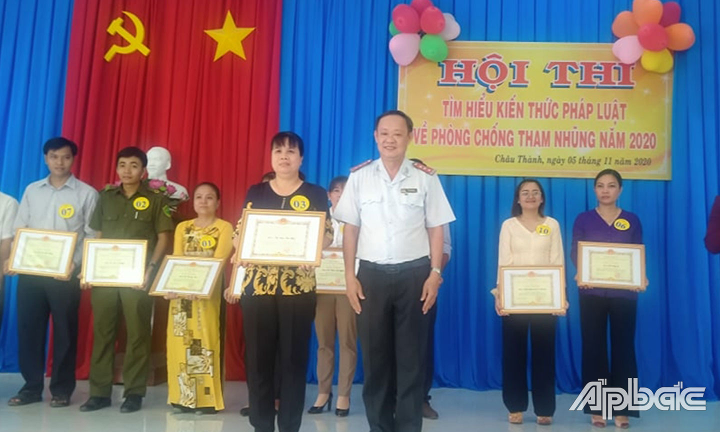Ông Lê Văn Hưởng, Phó Chánh Thanh tra tỉnh trao giài Nhất cho đõi Thị trấn.Tân Hiệp.