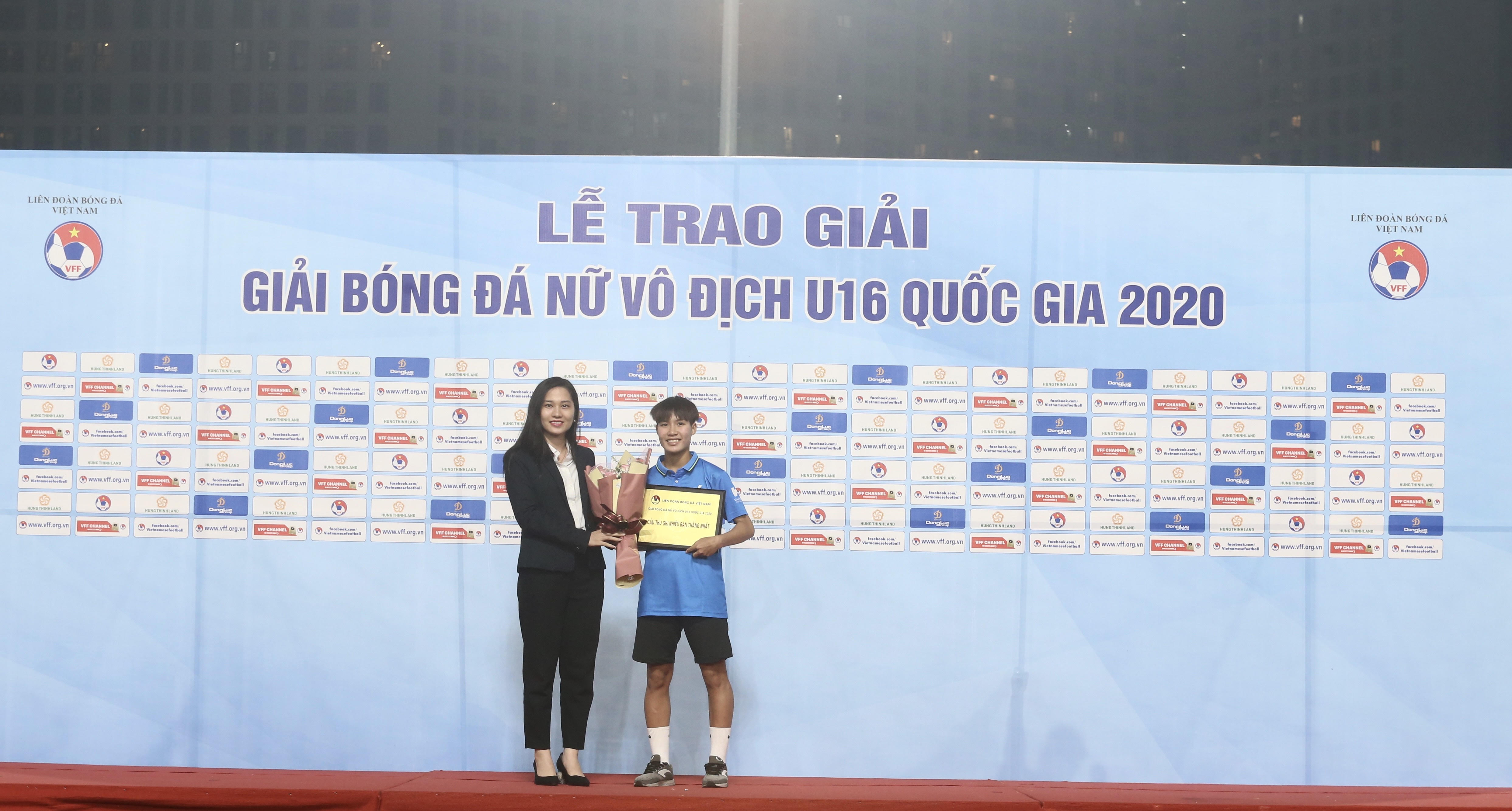 Bà Trần Thảo Ly – đại diện Tập đoàn Hưng Thịnh trao giải “Cầu thủ ghi nhiều bàn thắng nhất giải” cho Bùi Thị Thương (63, Hà Nội Watabe)