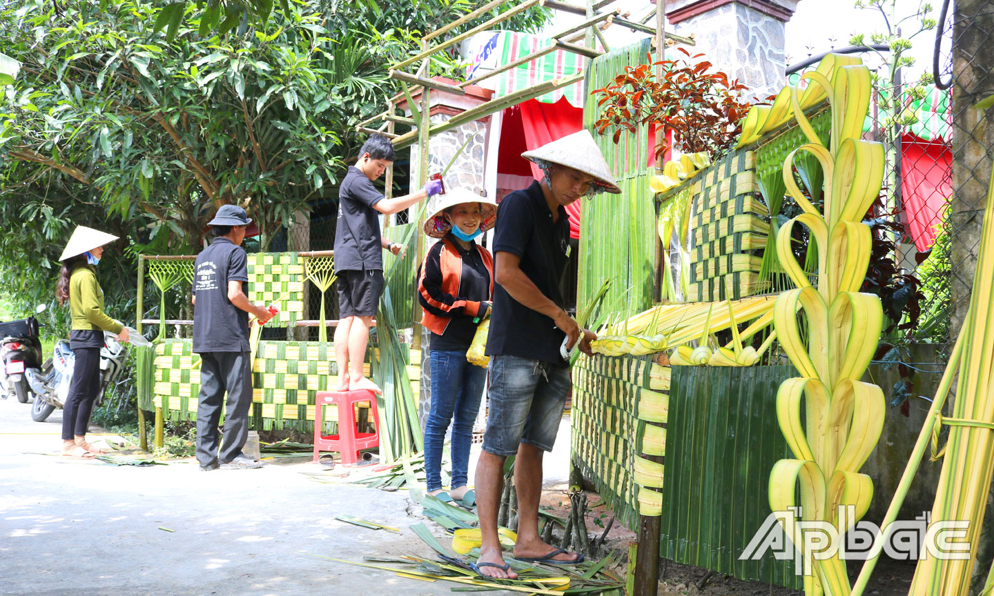 Các thành viên Câu lạc bộ thực hiện cổng cưới cho khách hàng.