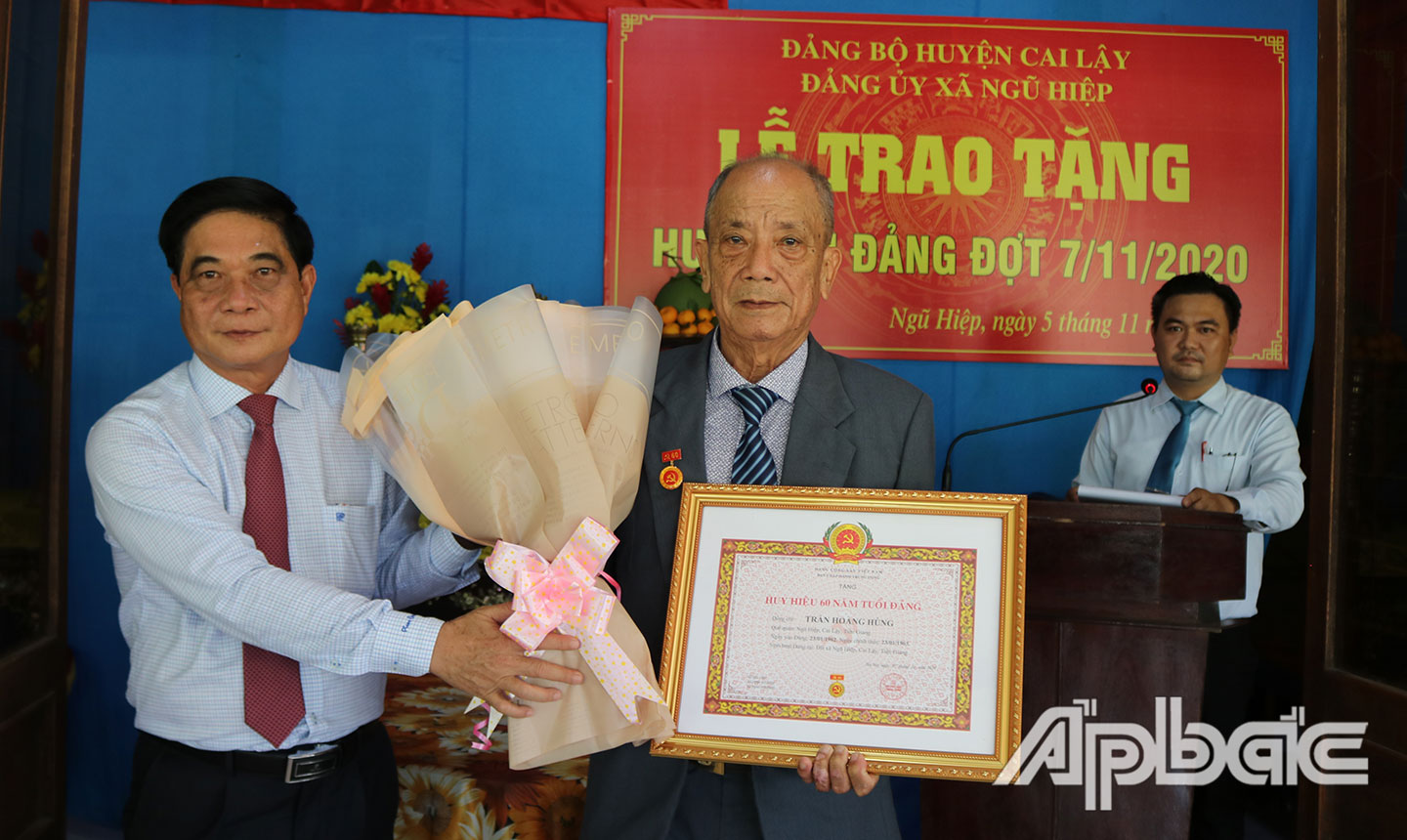 Trưởng Ban Tổ chức Tỉnh ủy chúc mừng đảng viên cao niên.