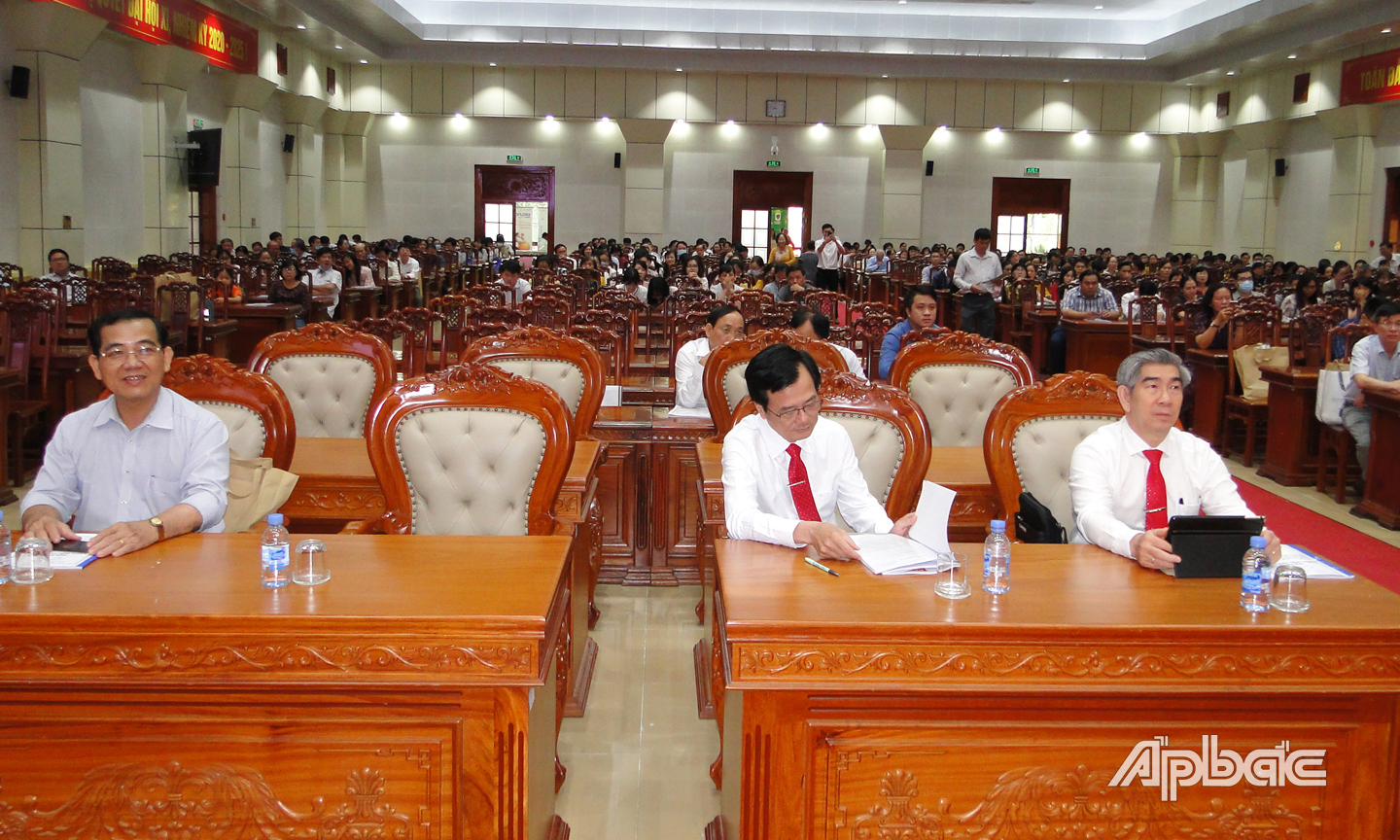Các chuyên gia thần kinh học và chuyên gia các lĩnh vực tham dự hội nghị