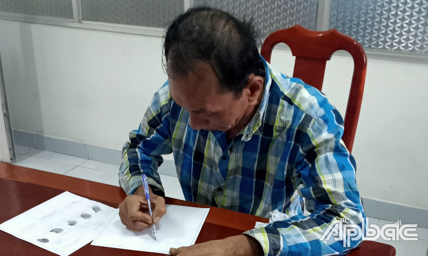 Hiếu tại cơ quan Công an.
