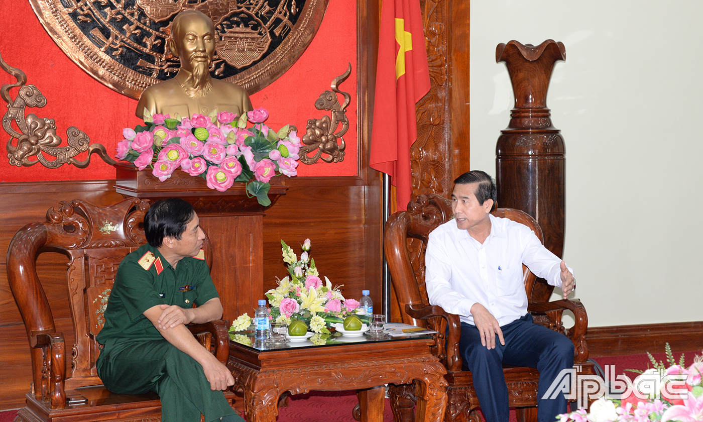 Đồng chí Lê Văn Hưởng tiếp và làm việc với Đoàn công tác của Tập đoàn Công nghiệp - Viễn Thông Quân đội.