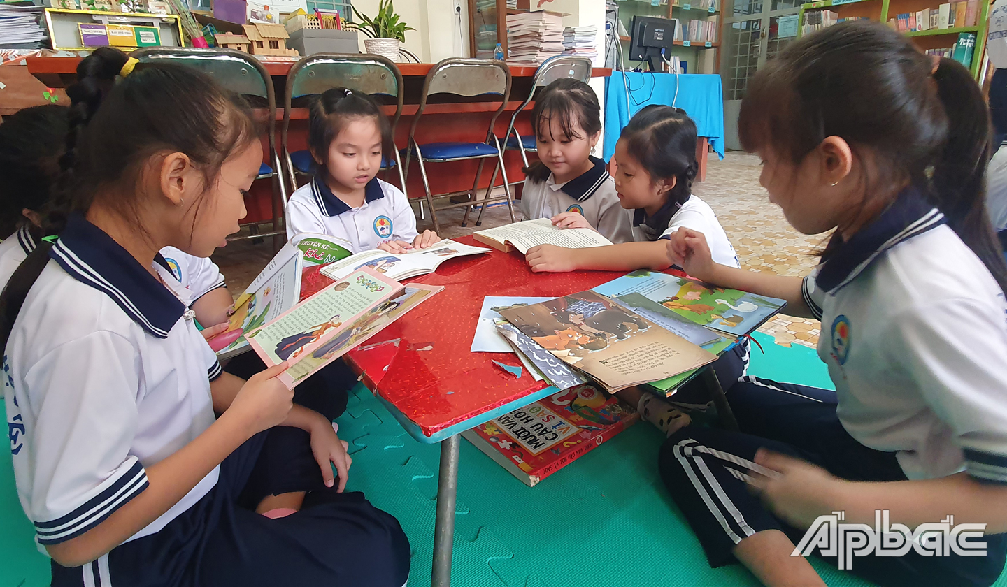 Học sinh rất thích thú ở các tiết đọc sách. 