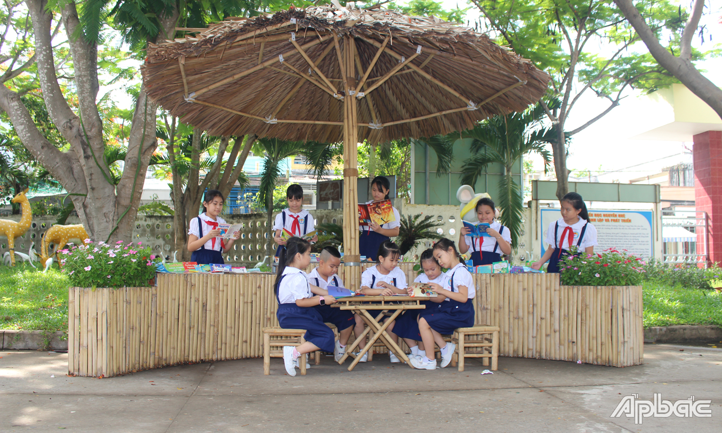 Nhà trường chăm chút, đầu tư không gian đọc sách ngoài trời cho học sinh. 