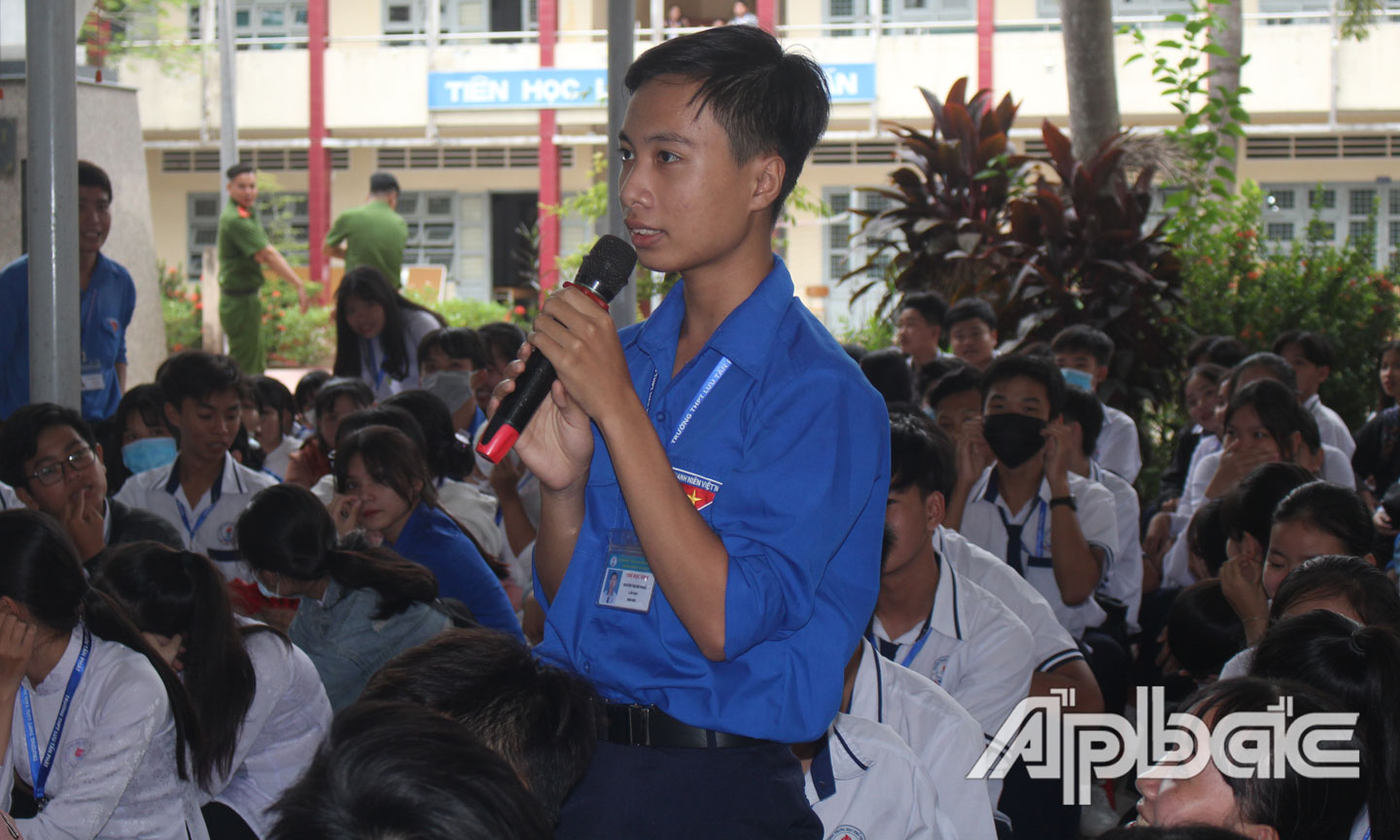 Đoàn viên tham gia hỏi, đáp về kiến thức pháp luật.