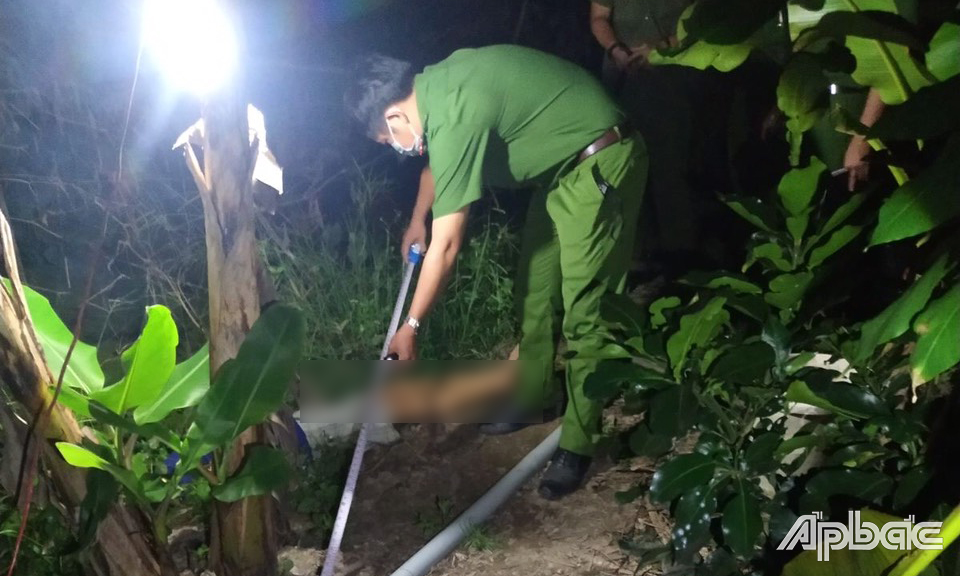 Lực lượng Công an khám nghiệm hiện trường.