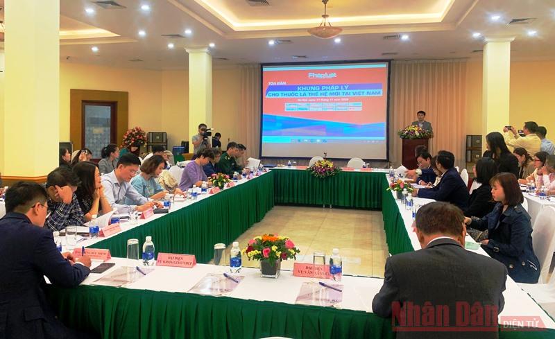 Các đại biểu dự tọa đàm về khung pháp lý cho thuốc lá thế hệ mới.