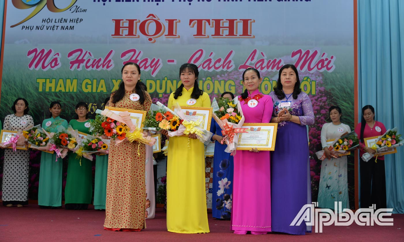 Trao giải cho các đội.