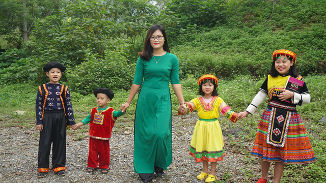 Cô giáo Hà Ánh Phượng cùng học sinh của mình.