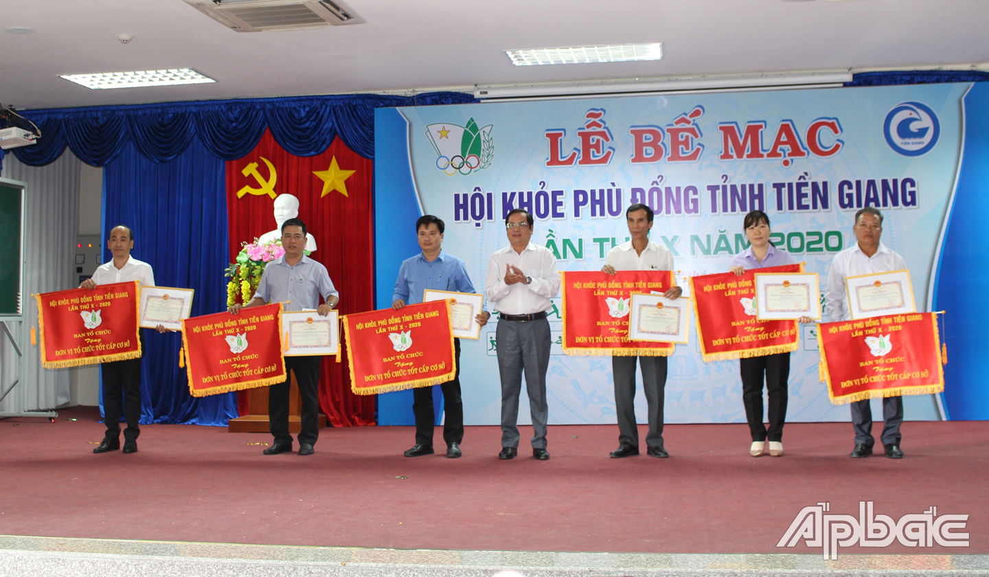 Phó Gi ám đốc Sở GD-ĐT Nguyễn Phương Toàn trao giải cho các tập thể đạt thành tích tốt tại HKPĐ năm nay. 