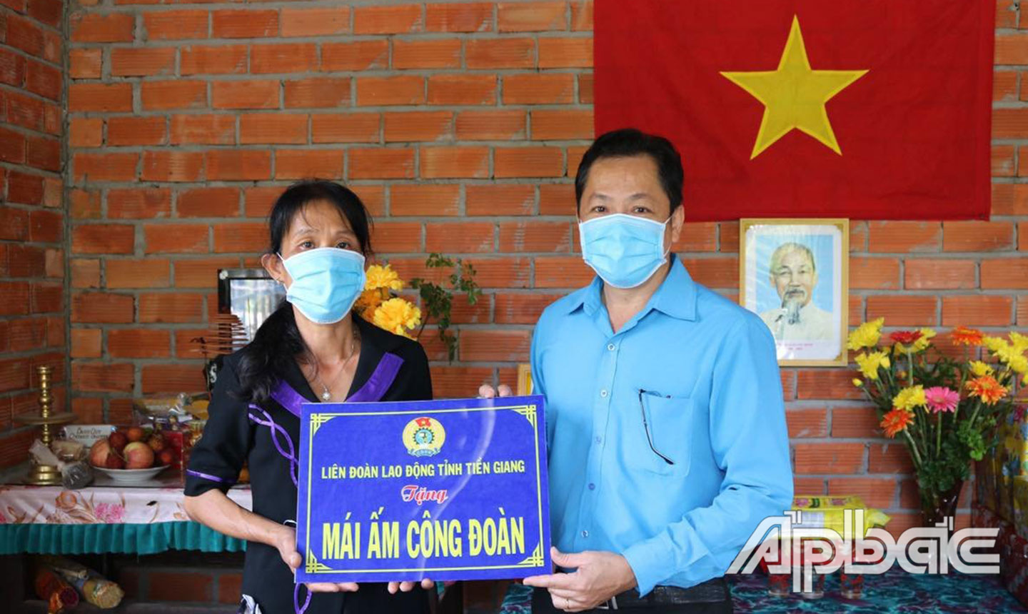Đồng chí Lưu Nhơn Đức trao Bảng tượng trưng tặng “Mái ấm CĐ” cho CĐ viên gặp khó khăn về nhà ở.