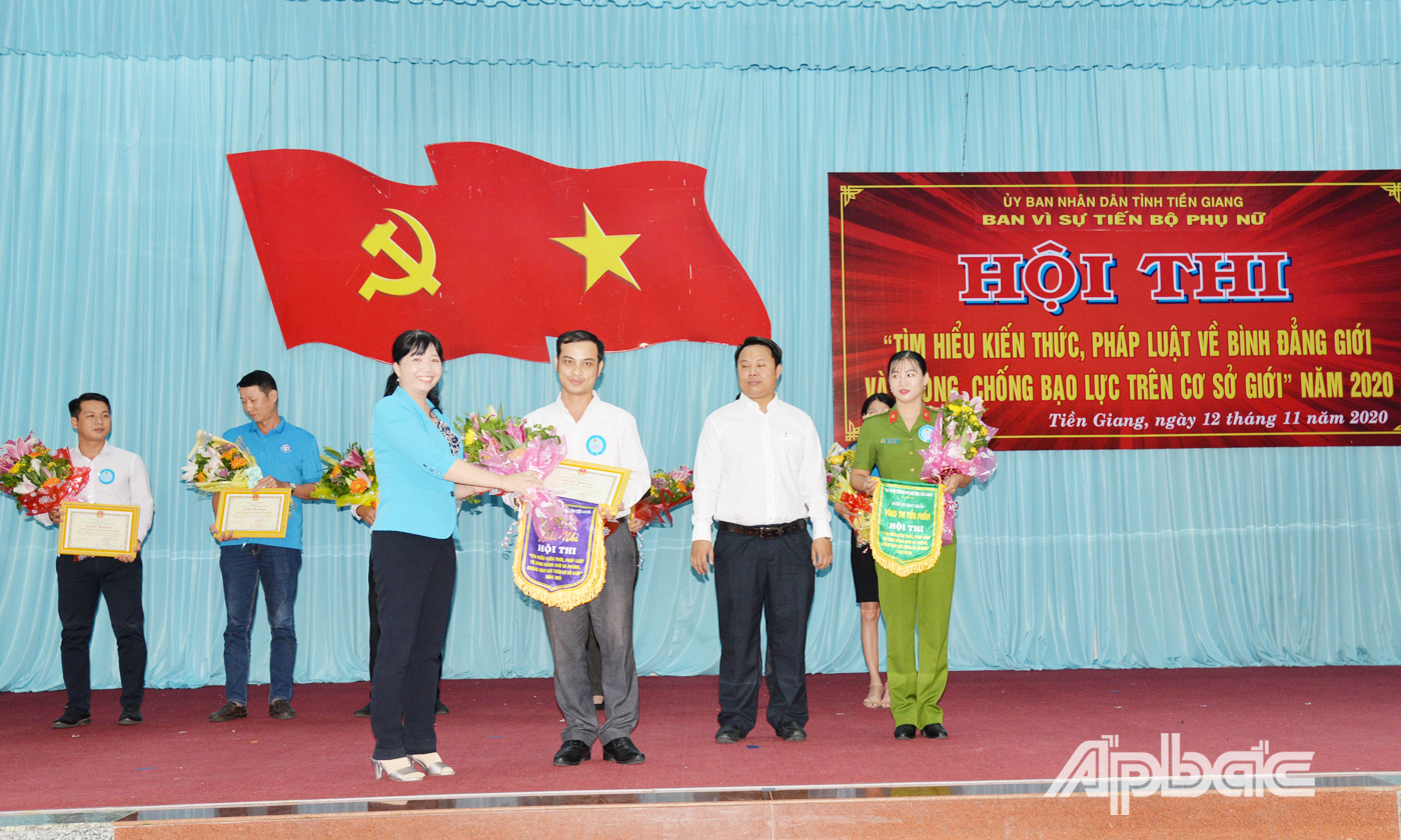 Đồng chí Trần Thị Thanh Tuyết, Phó Giám đốc Sở Nội vụ trao giải nhì cho đội Sở Nông nghiệp và PTNT