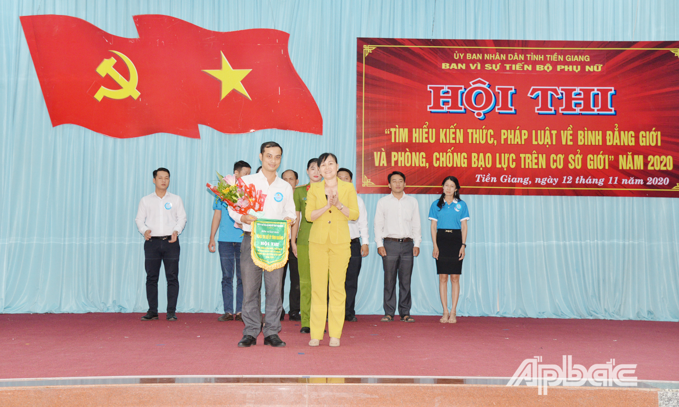 Đồng chí Lưu Thị Phụng, Phó Giám đốc Sở KHCN trao giải cho đội đạt điểm cao phần thi xử lý tình huống