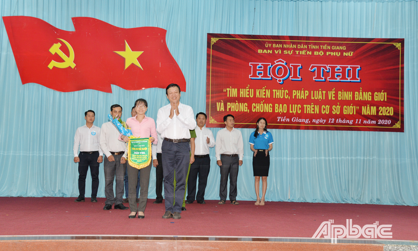 TS.BS Nguyễn Văn Dương, Phó Giám đốc Sở Y tế trao giải cho đội đạt điểm cao phần thi trắc nghiệm