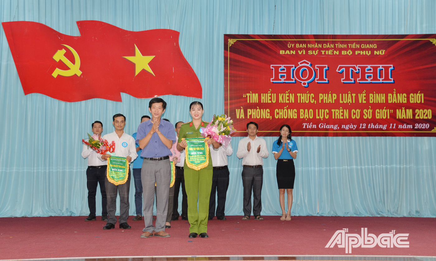 Đồng chí Trịnh Công Minh, Phó Giám đốc Sở NN&PTNT trao giải cho đội đạt điểm cao phần thi xử lý tình huống