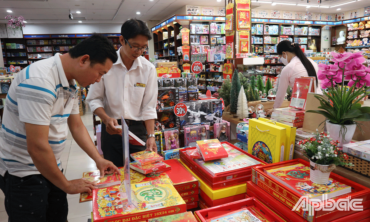 Khách hàng đang lựa chọn lịch Tết 2021 tại Nhà sách Fahasha Mỹ Tho