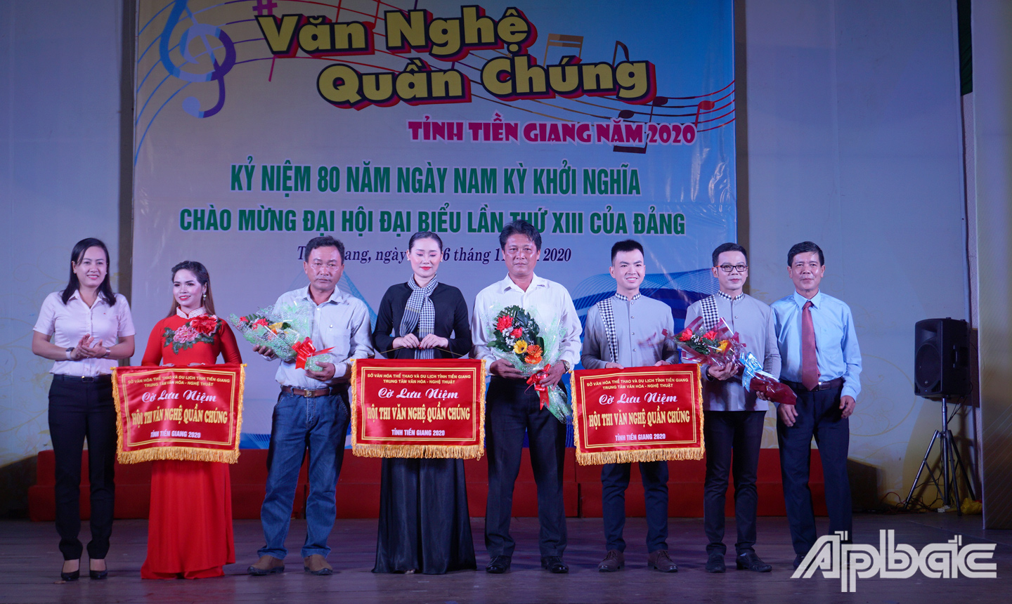 Ban Tổ chức tặng hoa và cờ lưu niệm cho các đội tham dự