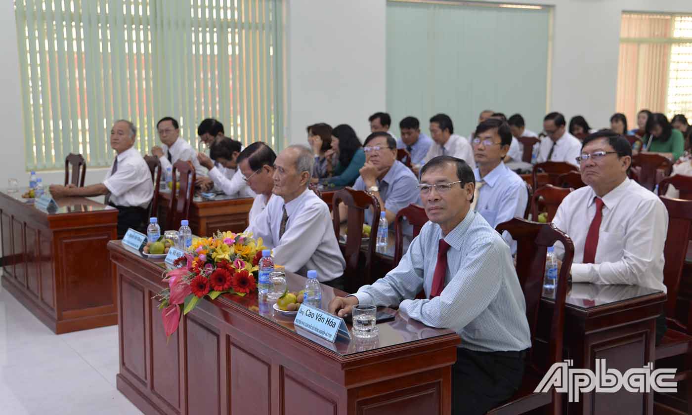 Các đại biểu tham dự buổi họp mặt.