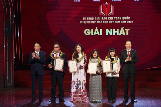 Các tác giả nhận giải nhất