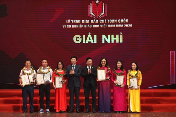 Trao giải nhì cho các tác giả đoạt giải