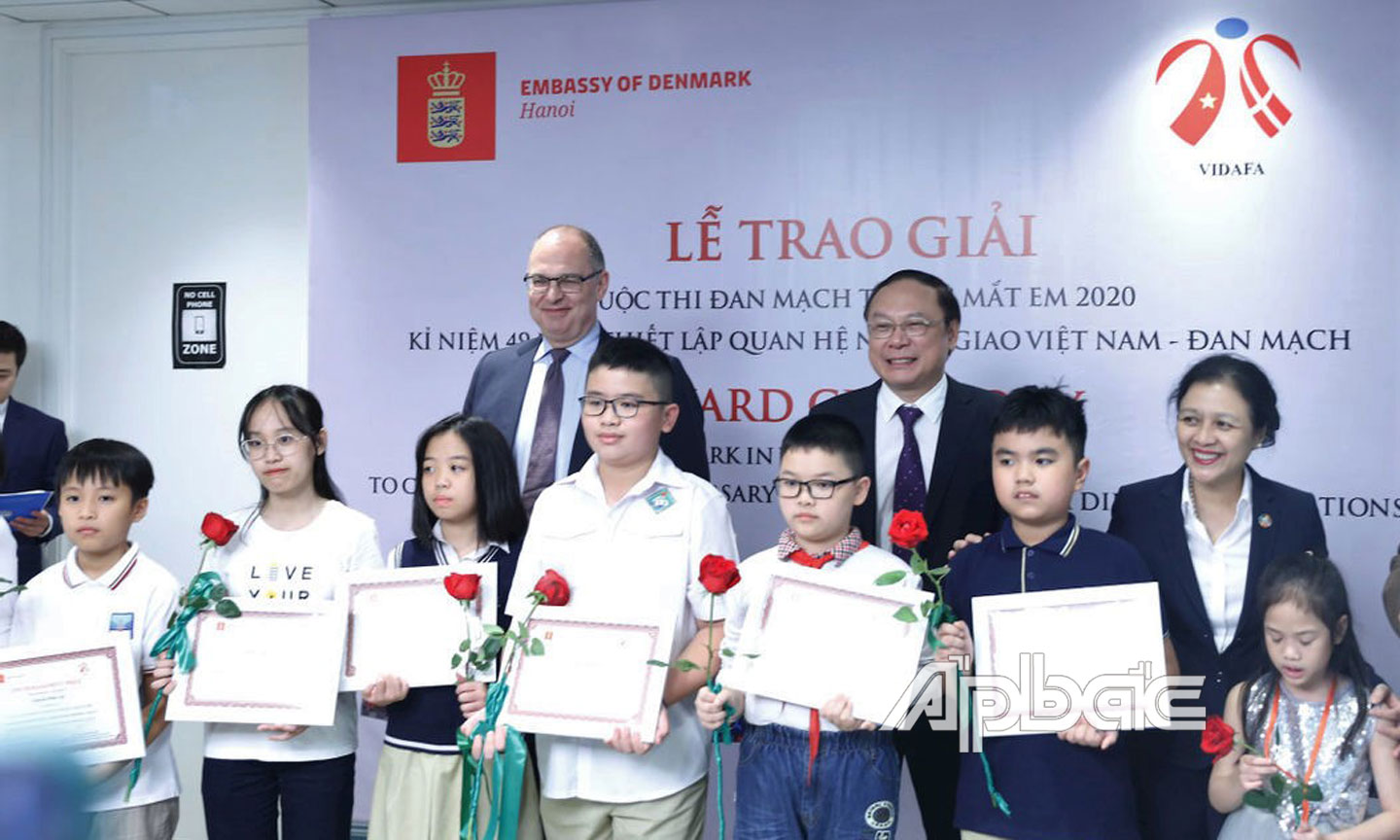 Vĩnh Khang (thứ 4, từ trái sang) nhận giải Khuyến khích.