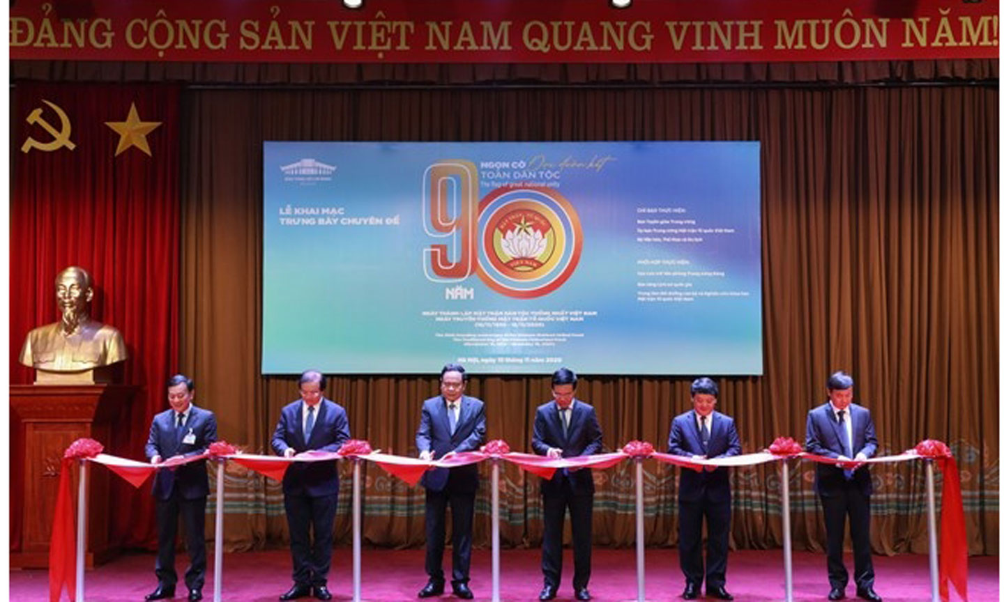 Các đồng chí lãnh đạo Đảng, Nhà nước, MTTQ Việt Nam cắt băng khai mạc triển lãm.