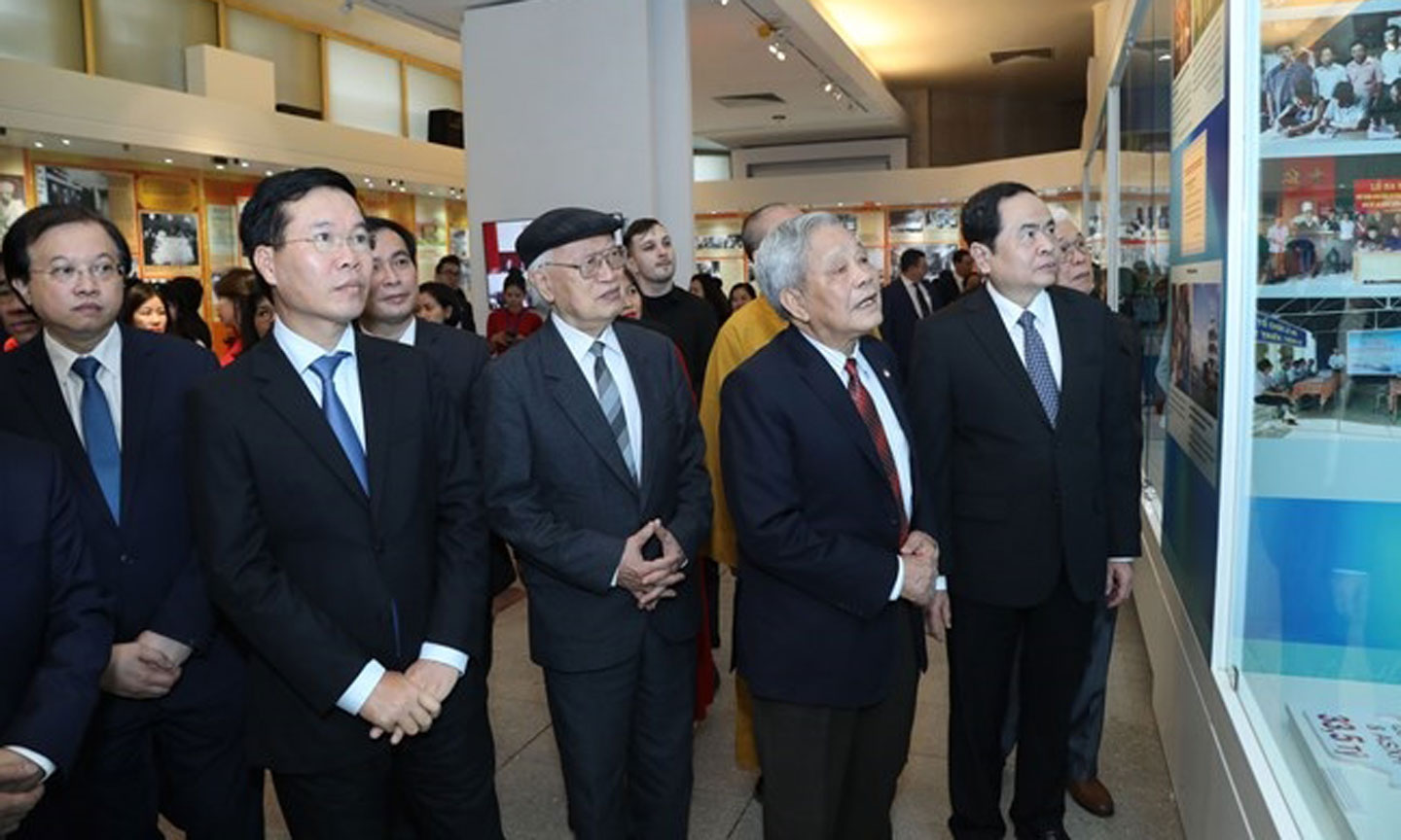 Các đại biểu tham quan các khu trưng bày triển lãm. 