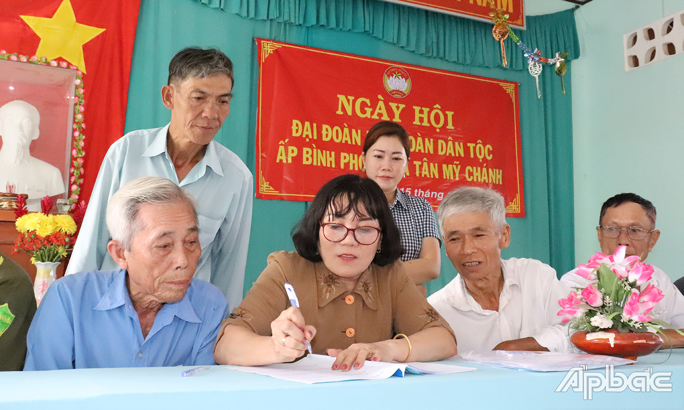 Đại diện các Tổ nhân dân tự quản kí kết giao ước thi đua trong năm 2021.