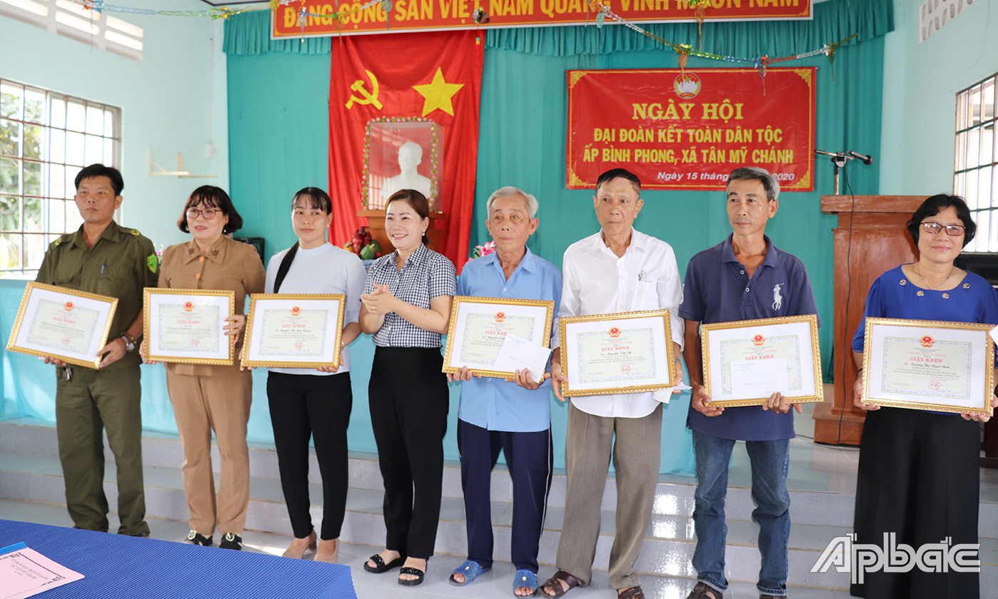 Các tập thể và cá nhân nhận giấy khen có thành tích xuất sắc trong công tác trong thực hiện cuộc vận động “Toàn dân đoàn kết xây dựng nông thôn mới, đô thị văn minh”