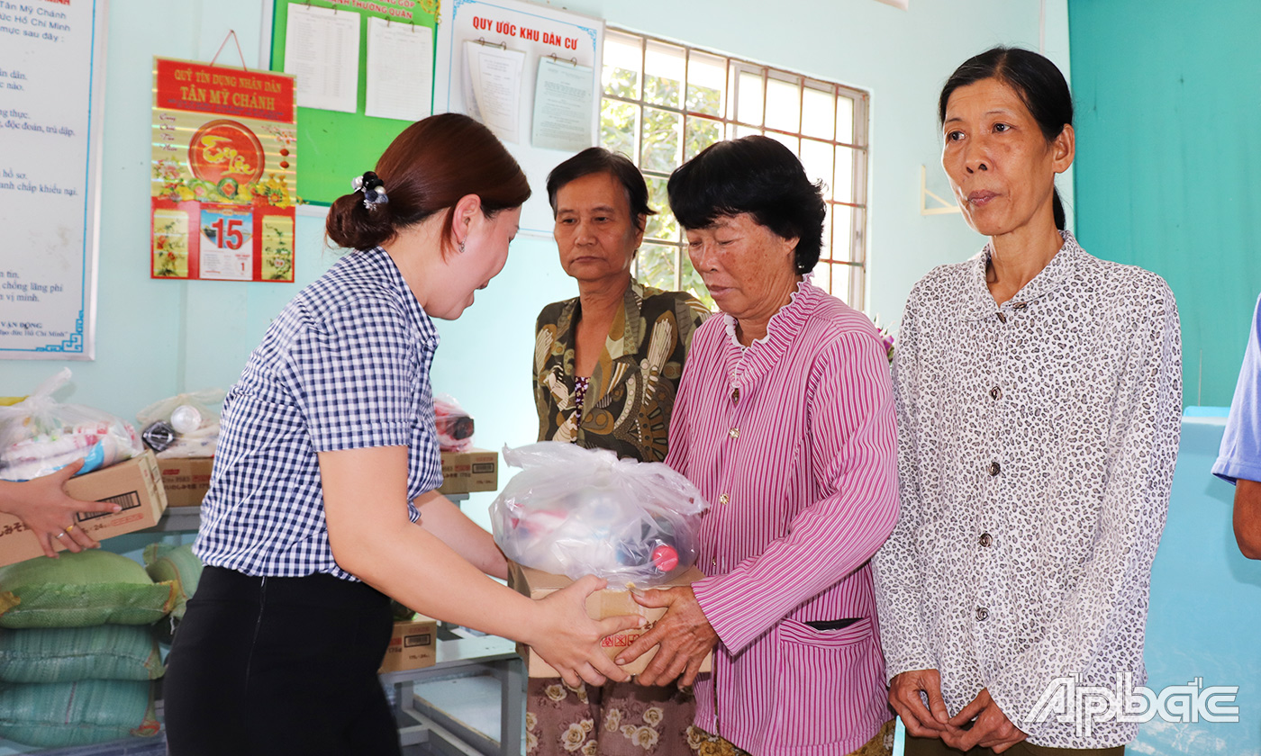 Trao tặng phần quà cho các hộ có hoàn cảnh khó khăn.