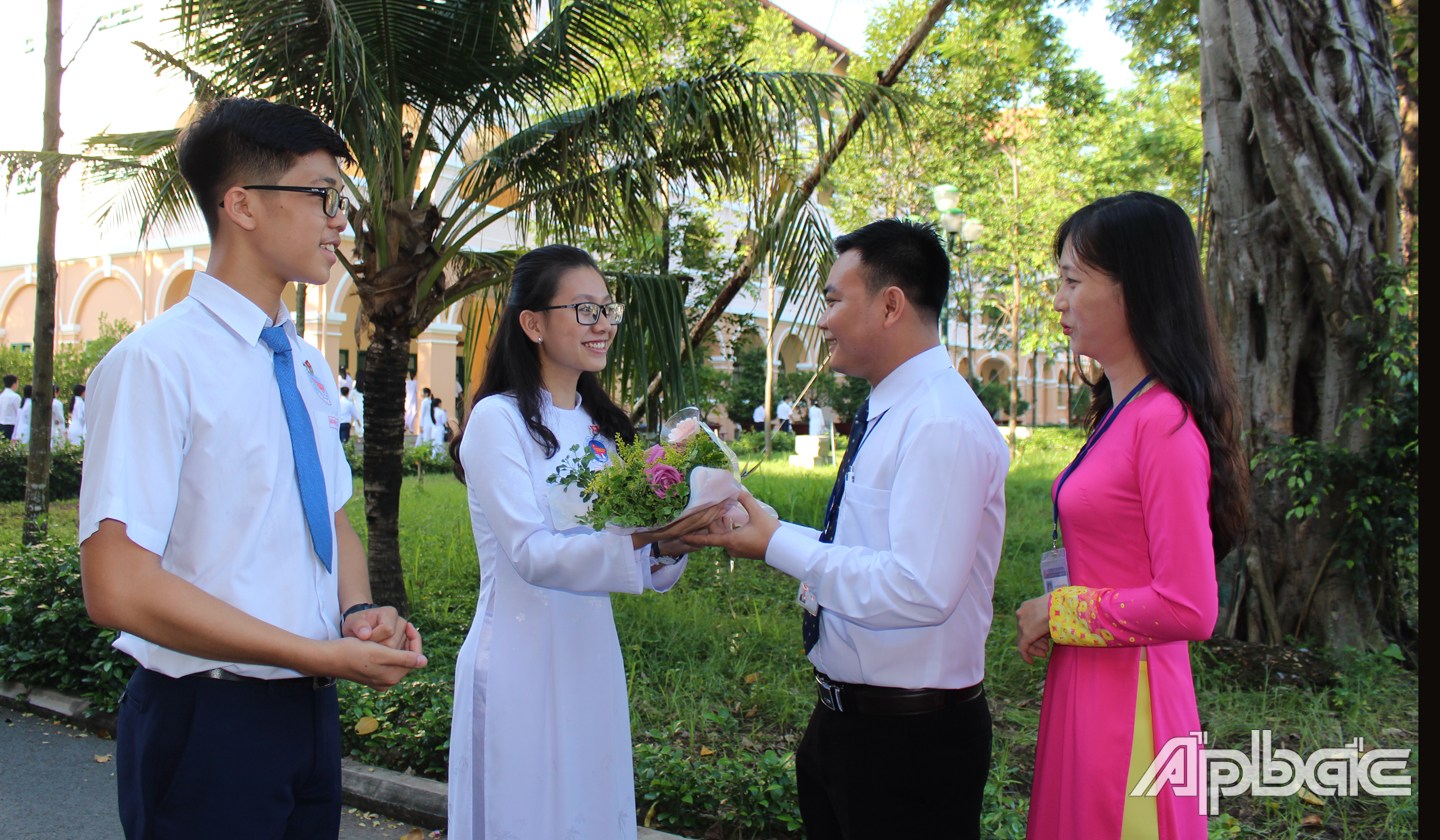 Những bó hoa tươi thắm gởi đến thầy cô. 