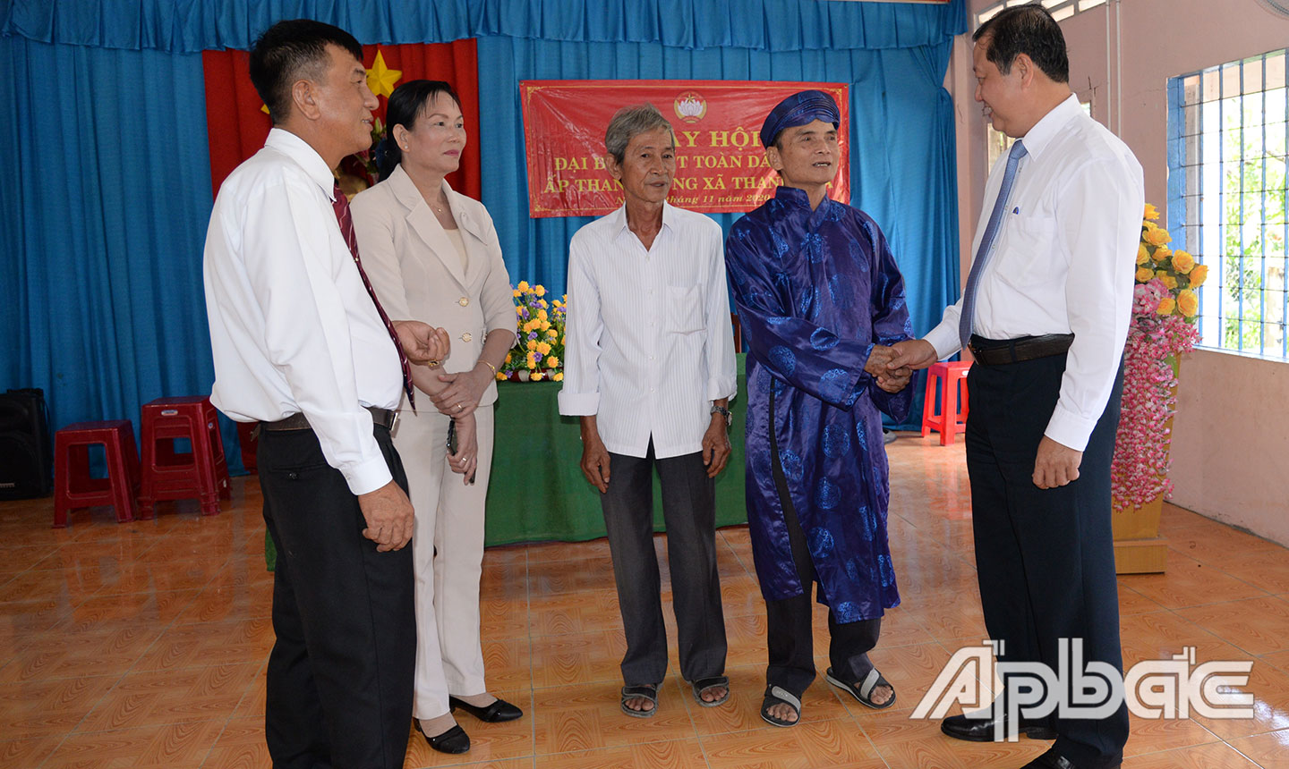 Tỉnh ủy viên, Bí thư Thị ủy Cai Lậy Phan Phùng Phú trao đổi với người dân tại Ngày hội Đại đoàn kết toàn dân tộc  ở ấp Thanh Hưng, xã Thanh Hòa.