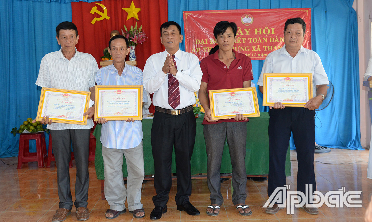 Tuyên dương các gia đình văn hóa tại Ngày hội Đại đoàn kết toàn dân tộc của ấp ở ấp Thanh Hưng, xã Thanh Hòa.