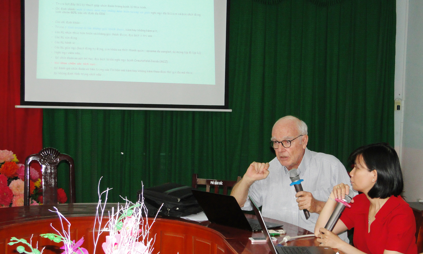 GS. Pierre Jallon, UV Ban chấp hành Liên đoàn chống động kinh thế giới trao đổi với ban tổ chức lớp và học viên