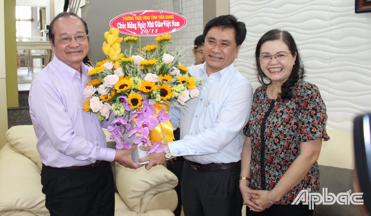 Đồng chí Trần Văn Dũng tặng hoa chúc mừng thầy Trần Thanh Đức (nguyên Phó Chủ tịch UBND tỉnh, nguyên Giám đốc Sở GD-ĐT).