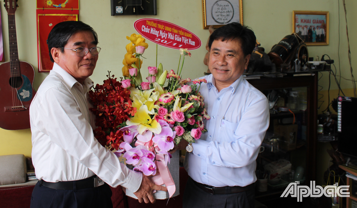 đồng chí Trần Văn Dũng cũng đã gởi tặng hoa tri ân đến đồng chí Nguyễn Hồng Oanh, nguyên Giám đốc Sở GD-ĐT.
