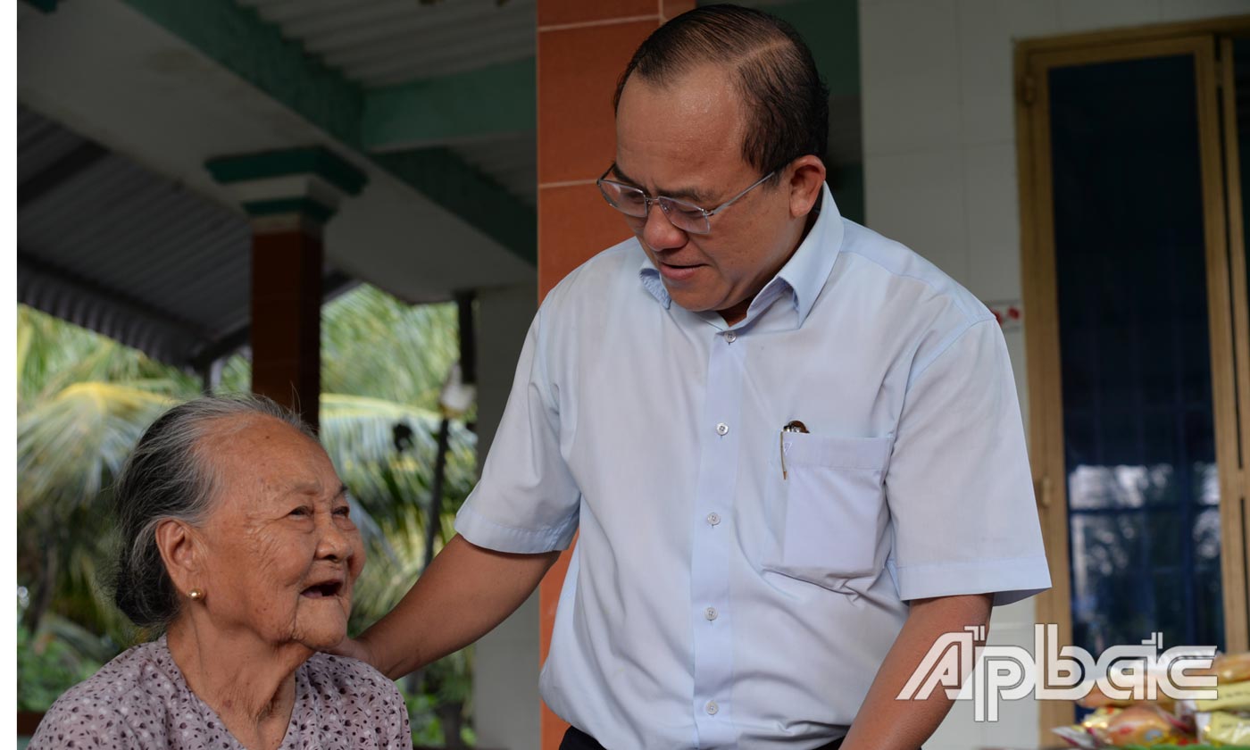 Đồng chí Nguyễn Chí Trung ân cần thăm hỏi thân nhân liệt sĩ Lê Văn Hảo.