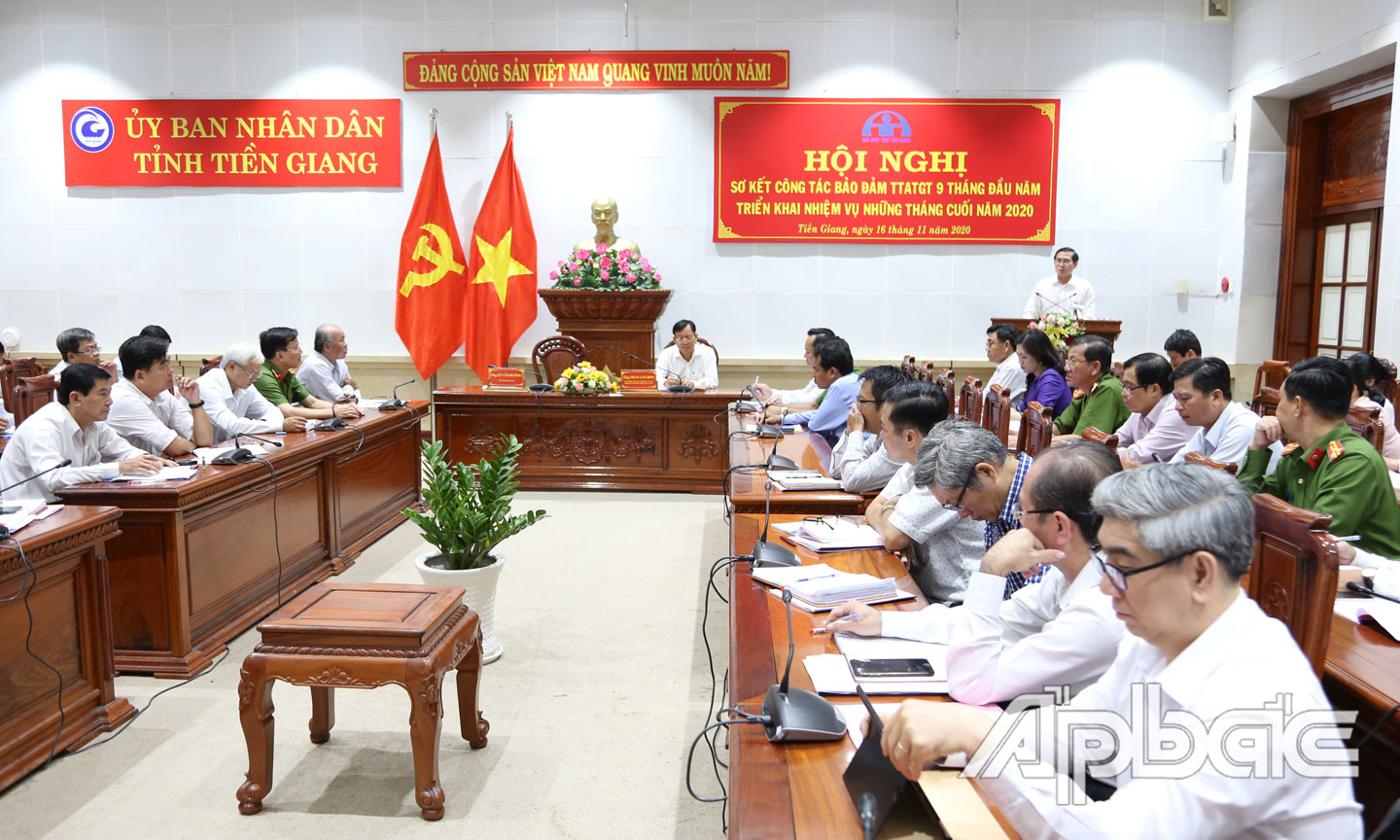 Lãnh đạo các ngành, các cấp, các địa phương dự hội nghị.
